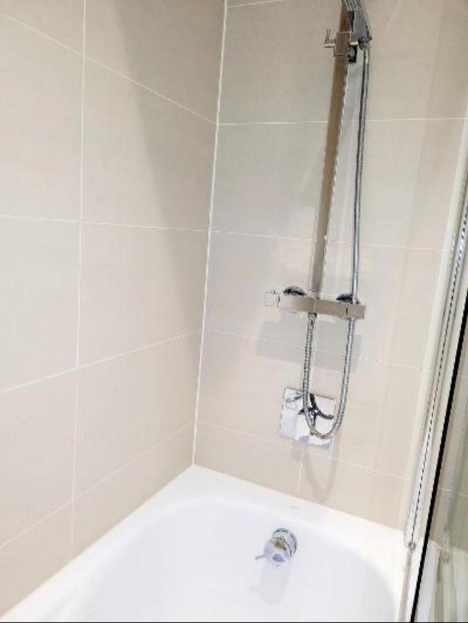 2 Bedroom Apt With 2 Comfortable King Size Beds, Free Private Parking, Easy Access To London West Byfleet Экстерьер фото