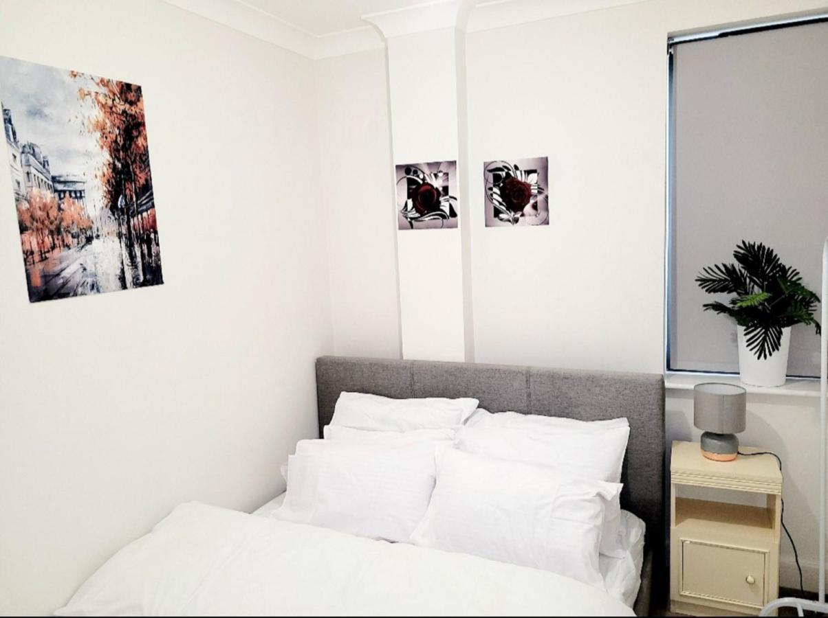 2 Bedroom Apt With 2 Comfortable King Size Beds, Free Private Parking, Easy Access To London West Byfleet Экстерьер фото