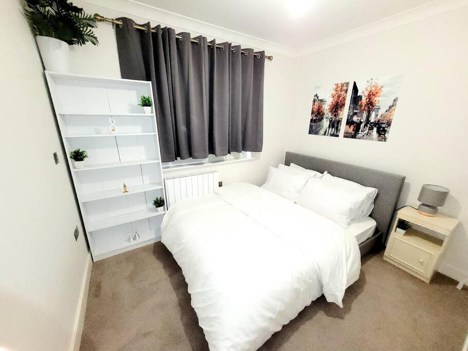 2 Bedroom Apt With 2 Comfortable King Size Beds, Free Private Parking, Easy Access To London West Byfleet Экстерьер фото